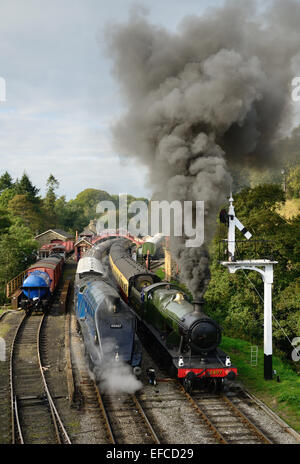 GWR Lok Nr. 2807 ausgehend von Goathland Station, neben LNER Class A4 Pacific No 60007 "Sir Nigel Gresley". Stockfoto