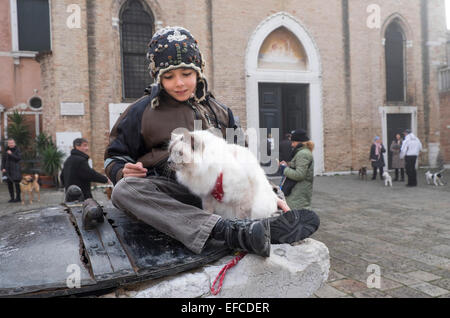 Eigentümer mit ihren Haustieren besuchen einen speziellen Service mit einem Segen Tiere, Kirche von S Giovanni Battista, Venedig, Italien Stockfoto