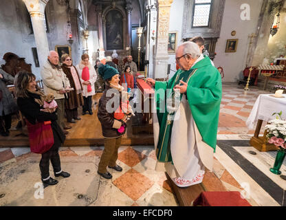 Eigentümer mit ihren Haustieren besuchen einen speziellen Service mit einem Segen Tiere, Kirche von S Giovanni Battista, Venedig, Italien Stockfoto