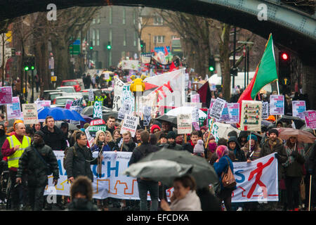 London, 31. Januar 2015. Hunderte marschieren von South und East London City Hall, bessere Häuser für Londoner und ein Ende der Krise im Wohnungsbau, bessere Behandlung zu verlangen und Bedingungen für die Obdachlosen und einen Anschlag auf den Ausverkauf des Qualität Rat Immobilien, Bauträger, die dann Londoner Preis aus dem Markt. Stockfoto