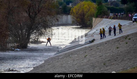 Los Angeles, Kalifornien, USA, 30. Januar 2015. Ein Hund in Los Angeles River gefangen wurde durch Los Angeles Fire Dept und Park Rangers Kredit gerettet: Chester Brown/Alamy Live News Stockfoto