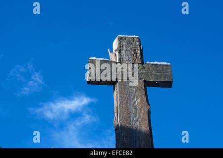 Grobe Holzkreuz vor einem tiefblauen Himmel, Durham, Nord-Ost-England, UK Stockfoto