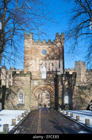 Das Tor zur Durham Castle gesehen unter winterlichen Bedingungen, Nord-Ost-England, UK Stockfoto