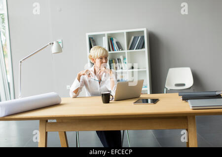 Frau im Büro Stockfoto