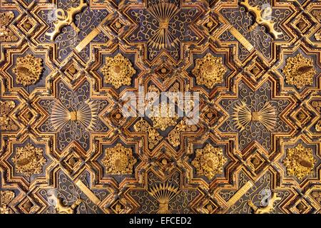 Aufwendige abstrakte geometrische islamische Muster schmücken die Decke des Ortes Aljaferia in Zaragoza Spanien. Stockfoto