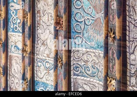 Aufwendige abstrakte geometrische islamische Muster schmücken die Decke des Ortes Aljaferia in Zaragoza Spanien. Stockfoto