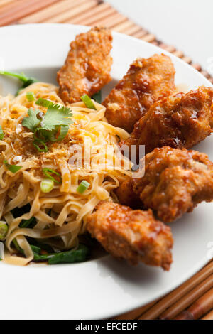 Chicken Wings mit Nudeln und Spinat Stockfoto