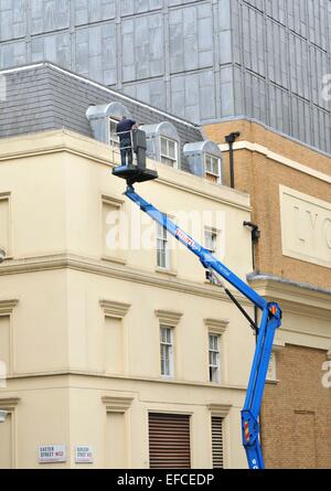 LONDON, VEREINIGTES KÖNIGREICH. 9. Juli 2014: Fensterputzer Arbeit an einem historischen Gebäude im Zentrum von London Stockfoto