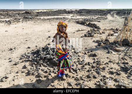 Von Ferne Mädchen in der Wüste Danakil Depression, ferne Region, Äthiopien, Afrika. Stockfoto