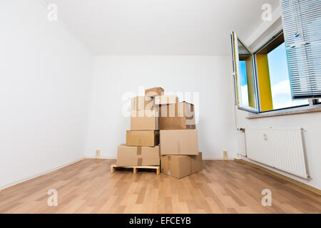 Kartons in einer leeren Wohnung. Umzug in eine neue Wohnung Stockfoto