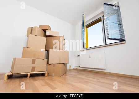 Kartons in einer leeren Wohnung. Umzug in eine neue Wohnung Stockfoto