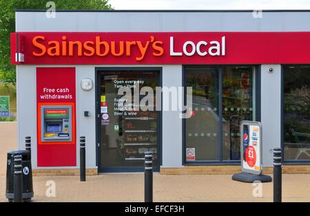 LONDON, VEREINIGTES KÖNIGREICH. 9. Juli 2014: Käufer verlassen der Sainsbury lokalen Speicher in Kidbrooke, London Stockfoto