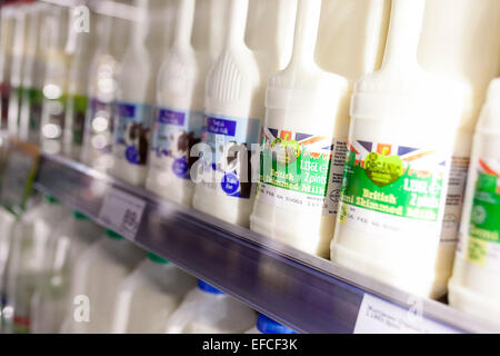 Kunststoff-Flaschen Milch im Kühlschrank in einem Safeway-Supermarkt Stockfoto