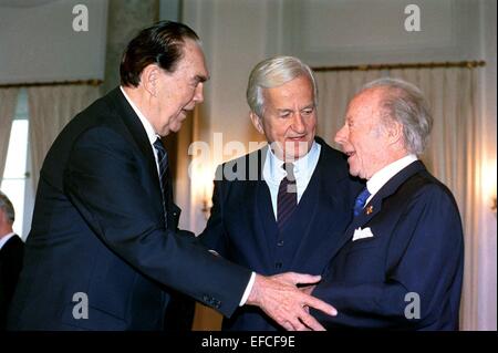 (DATEI) Eine Archiv Bild vom 8. Oktober 1990, zeigt die ehemaligen deutschen Bundespräsidenten Richard von Weizsaecker (c) mit Max Schmeling (l) und Heinz Ruehmann (r) bei einem Empfang im Schloss Bellevue in Berlin. Nach Dpa-Informationen starb Von Weizsäcker im Alter von 94 Jahren am 31. Januar 2015. Foto: PETER KNEFFEL/dpa Stockfoto