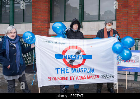 London, 31. Januar 2015.  Mitglieder der Gruppe mit dem Namen London Kampagne gegen Arms Trade (LCAAT) Protest in Covent Garden, Thales Unternehmen drängen das London Transport Museum, seine Beziehung mit Armen zu beenden.  Nach der LCAAT ist Thales der elftgrößte Arms Company in der Welt liefert, Raketen, Drohnen und andere militärische Produkte auf repressive Regime.   Bildnachweis: Stephen Chung/Alamy Live-Nachrichten Stockfoto