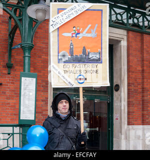 London, 31. Januar 2015.  Mitglieder der Gruppe mit dem Namen London Kampagne gegen Arms Trade (LCAAT) Protest in Covent Garden, Thales Unternehmen drängen das London Transport Museum, seine Beziehung mit Armen zu beenden.  Nach der LCAAT ist Thales der elftgrößte Arms Company in der Welt liefert, Raketen, Drohnen und andere militärische Produkte auf repressive Regime.   Bildnachweis: Stephen Chung/Alamy Live-Nachrichten Stockfoto