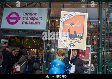 London, 31. Januar 2015.  Mitglieder der Gruppe mit dem Namen London Kampagne gegen Arms Trade (LCAAT) Protest in Covent Garden, Thales Unternehmen drängen das London Transport Museum, seine Beziehung mit Armen zu beenden.  Nach der LCAAT ist Thales der elftgrößte Arms Company in der Welt liefert, Raketen, Drohnen und andere militärische Produkte auf repressive Regime.   Bildnachweis: Stephen Chung/Alamy Live-Nachrichten Stockfoto