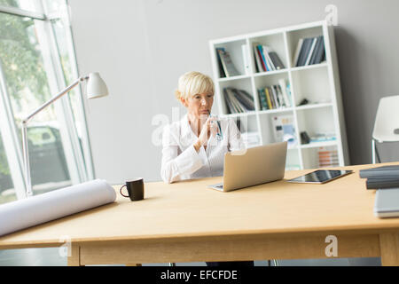 Frau im Büro Stockfoto