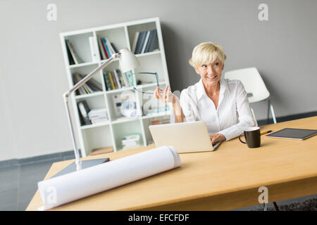 Frau im Büro Stockfoto