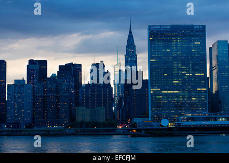 Blick auf Midtown Manhattan East River Waterfront mit der UNO-Hauptsitz in New York, NY, USA. Stockfoto