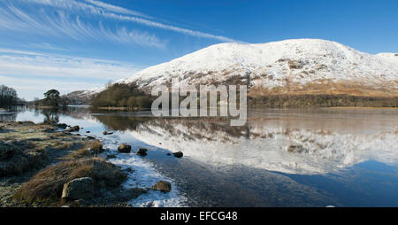 Loch Awe und Schnee bedeckt die Berge im Winter. Argyll and Bute, Scotland. Panorama Stockfoto