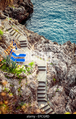 Treppen auf dem Felsen, Mittelmeer Stockfoto