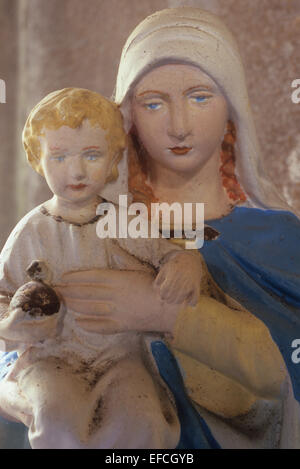 Geschnitzten und bemalten Statue der Jungfrau Maria im blauen Gewand halten junge Jesus, der eine Kugel umklammert ist Stockfoto