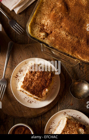 Hausgemachte Tiramisu zum Nachtisch mit Kaffee und Schokolade Stockfoto