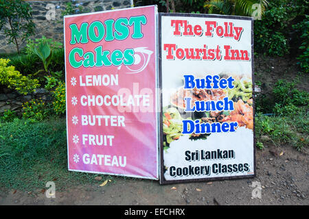 Bei Stadt Ella im Hochland von Sri Lanka. Berühmt für die Teeplantagen und Wander- und grünen Landschaft, Restaurants. Zeichen für Lebensmittel Stockfoto