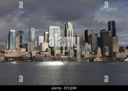 Downtown Seattle bei Sonnenuntergang von Elliott Bay - Seattle, King County, Washington, USA Stockfoto