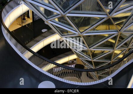 Im Inneren des Einkaufszentrums MyZeil (Architekt Massimiliano Fuksas), Frankfurt Am Main, Deutschland Stockfoto