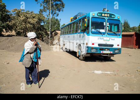 Mann auf dem Bus Station, Äthiopien, Afrika. Stockfoto