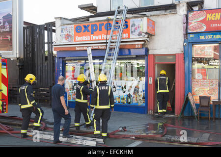 Ein Feuer in einer Wohnung über einen kleinen Supermarkt in Kentish Town Road, London, wurde schnell durch die Londoner Feuerwehr löschte. Das Feuerwehrhaus in Kentish Town ist nur wenige Schritte entfernt.  Zu Beginn der Rush Hour Verkehr umgeleitet wurde, und das Ereignis verursacht großen Staus. Stockfoto