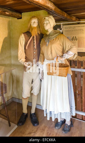 Ausstellung zeigt die Kleidung der Mitglieder des Kreuzgangs Ephrata, Lancaster County, Pennsylvania, USA Stockfoto