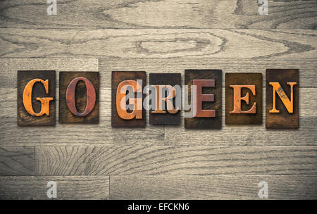 Die Worte "GO GREEN" in Vintage Holz Buchdruck Art geschrieben. Stockfoto