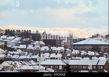 Schneebedeckte Dächer in Nordirland Londonderry (Derry) Stockfoto
