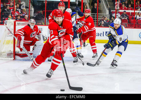Raleigh, North Carolina, USA. 30. Januar 2015. Carolina Hurricanes Verteidiger Brett Bellemore (73) und St. Louis Blues center Steve Ott (9) und Carolina Hurricanes Torwart Anton Khudobin (31) während der NHL-Spiel zwischen den St. Louis Blues und die Carolina Hurricanes in der PNC-Arena. Die St. Louis Blues besiegte die Carolina Hurricanes 3: 2 in der Overtime. Bildnachweis: Andy Martin Jr./ZUMA Draht/Alamy Live-Nachrichten Stockfoto