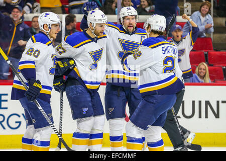 Raleigh, North Carolina, USA. 30. Januar 2015. St. Louis Blues links wing Alexander Steen (20) und St. Louis Blues Verteidiger Alex Pietrangelo (27) und St. Louis Blues center David Backes (42) und St. Louis Blues Verteidiger Kevin Shattenkirk (22) während der NHL-Spiel zwischen den St. Louis Blues und die Carolina Hurricanes in der PNC-Arena. Die St. Louis Blues besiegte die Carolina Hurricanes 3: 2 in der Overtime. Bildnachweis: Andy Martin Jr./ZUMA Draht/Alamy Live-Nachrichten Stockfoto