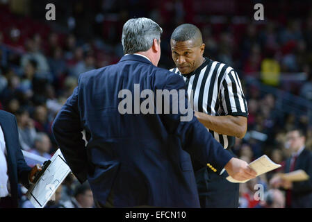 Philadelphia, PA, USA. 31. Januar 2015. NCAA Basketball-offizielle TED VALENTINE Tulane Green Wave Kopf hört Trainer ED CONROY bei der AAC-Konferenz-Basketball-Spiel im Liacouras Center in Philadelphia gespielt wird. Credit: Ken Inness/ZUMA Draht/Alamy Live-Nachrichten Stockfoto