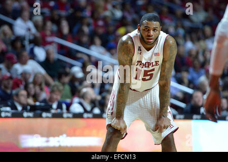 Philadelphia, PA, USA. 31. Januar 2015. Temple Owls weiterleiten JAYLEN BOND (15) darauf wartet, dass ein in Grenzen spielen in das AAC-Konferenz-Basketball-Spiel im Liacouras Center in Philadelphia gespielt wird. Credit: Ken Inness/ZUMA Draht/Alamy Live-Nachrichten Stockfoto