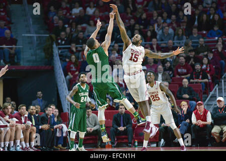 Philadelphia, PA, USA. 31. Januar 2015. Temple Owls leiten JAYLEN BOND (15) Blöcke einen Schuss von Tulane Green Wave Guard LOUIS DABNEY (0) in das AAC-Konferenz-Basketball-Spiel im Liacouras Center in Philadelphia gespielt wird. Credit: Ken Inness/ZUMA Draht/Alamy Live-Nachrichten Stockfoto