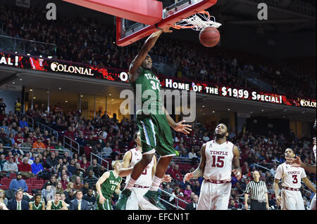 Philadelphia, PA, USA. 31. Januar 2015. Tulane Green Wave vorwärts TRE DRYE (34) endet eine Dunk Tempel Eulen nach vorne JAYLEN BOND (15) blickt in die AAC-Konferenz-Basketball-Spiel gespielt wird im Liacouras Center in Philadelphia auf. Credit: Ken Inness/ZUMA Draht/Alamy Live-Nachrichten Stockfoto