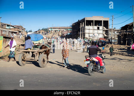 Straßenszene in der Stadt Debark am Rande der Simien Mountain Nationalpark in Äthiopien, Afrika. Stockfoto