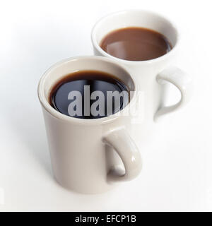 Zwei Tassen Kaffee voller stehen auf dem Tisch mit weichen Schatten Stockfoto