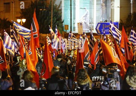 Athen, Griechenland. 31. Januar 2015. Hunderte von Golden Dawn Sympathisanten haben am Denkmal Imia zusammengestellt. Mitglieder der rechtsextremen Golden Dawn Partei sammelten sich im Zentrum von Athen zu erinnern, die drei griechischen Marine-Offiziere getötet während der Imia-Vorfall im Jahr 1996. Sie starben bei dem Absturz ihres Hubschraubers. Stockfoto