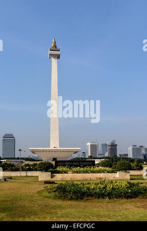 Das Nationaldenkmal (Monumen Nasional oder Monas) ist ein 132 m (433ft)-Turm in der Mitte der Merdeka Square. Stockfoto