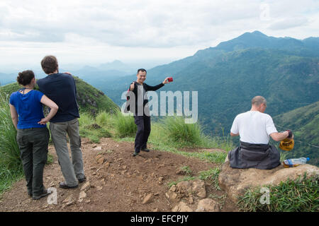 Blick auf Adam es Peak vom Gipfel von Little Adams Peak aus gesehen. grüne Landschaft. Adam Peak.Road, Ella.Hill,mount,mountain. Ella Gap. Stockfoto