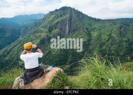 Blick auf Adam es Peak vom Gipfel von Little Adams Peak aus gesehen. grüne Landschaft. Adam Peak.Road, Ella.Hill,mount,mountain. Ella Gap. Stockfoto