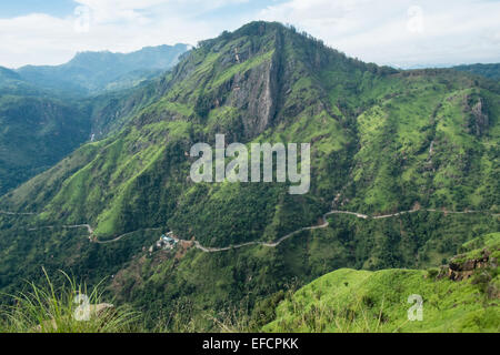 Blick auf Adam es Peak vom Gipfel von Little Adams Peak aus gesehen. grüne Landschaft. Adam Peak.Road, Ella.Hill,mount,mountain. Ella Gap. Stockfoto