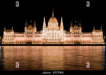 Nachtansicht des ungarischen Parlaments spiegelt sich in der Donau in Budapest Stockfoto
